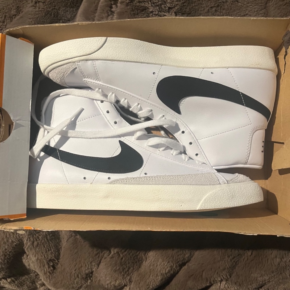 Nike Blazers - Picture 2 of 4